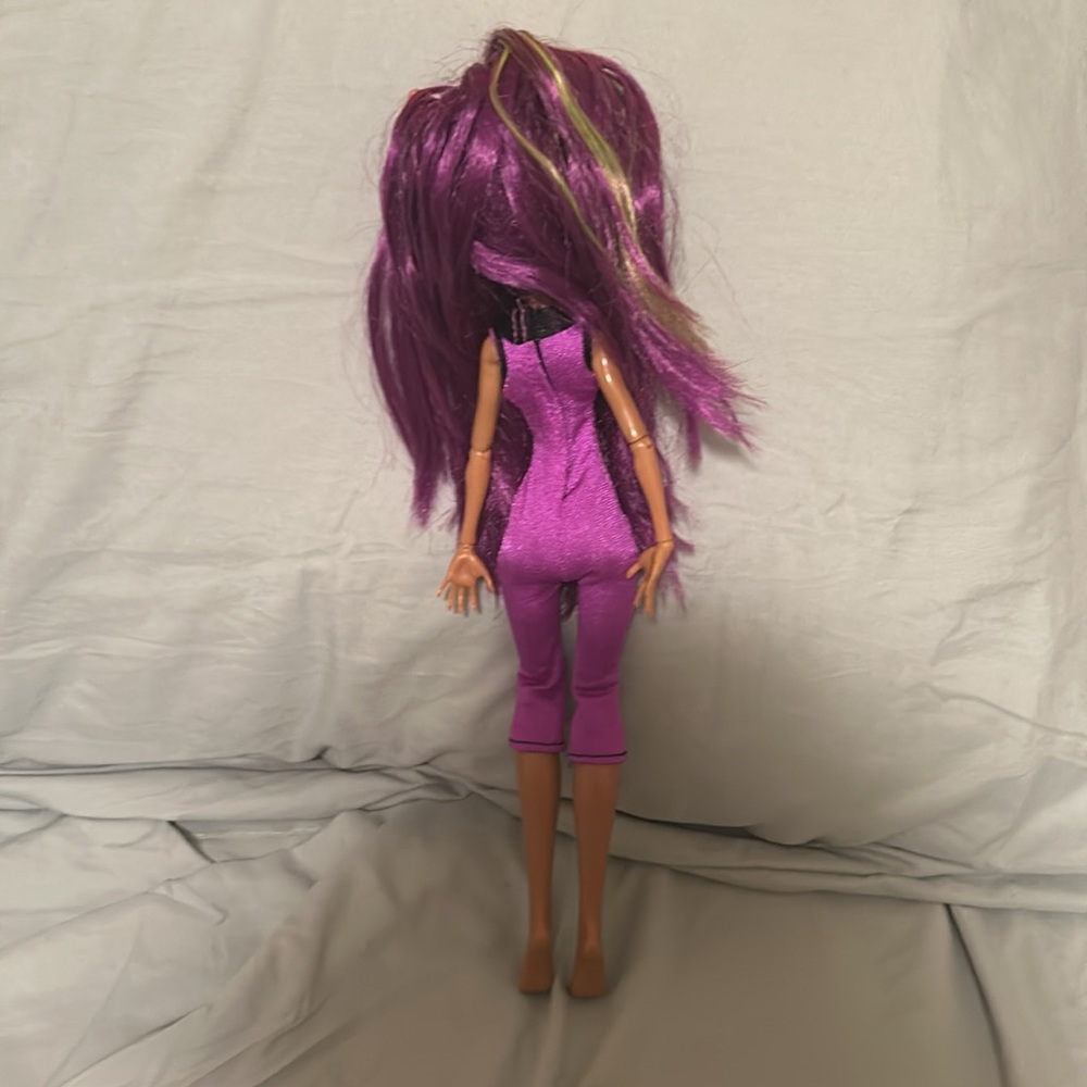 Clawdeen Wolf G1 Purple Hair Doll - Picture 3 of 6